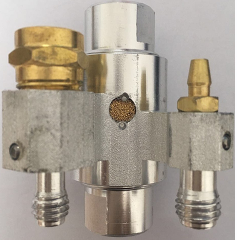 一位满头银发的老人面对着一大堆闪光灯