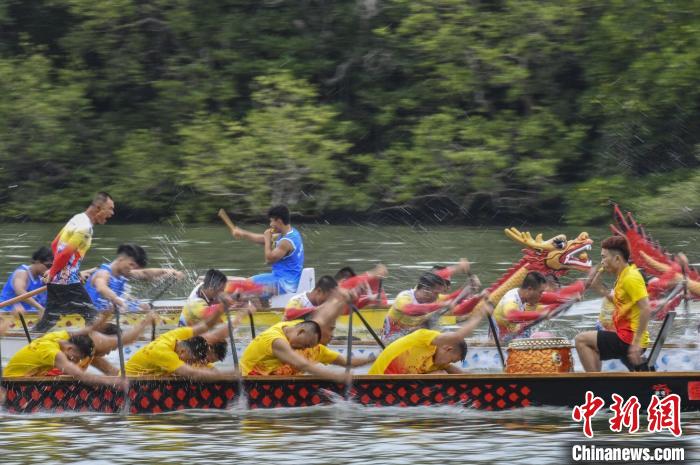 三亚河下游龙舟公开赛汇聚16支队伍和约360名运动