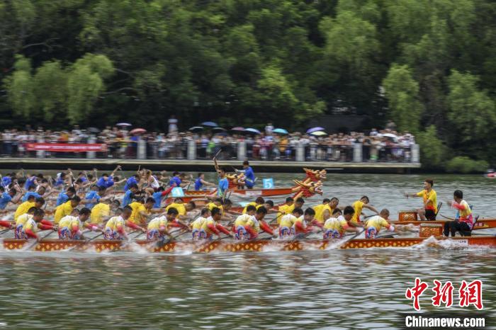 三亚河下游龙舟公开赛汇聚16支队伍和约360名运动
