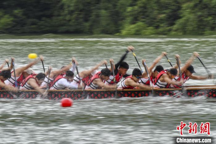 三亚河下游龙舟公开赛汇聚16支队伍和约360名运动