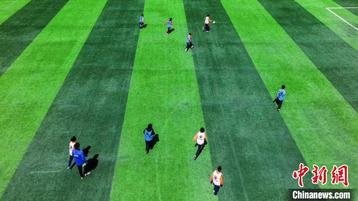 海拔4550米的绿茵激情：玉树少年以热爱踢出属于