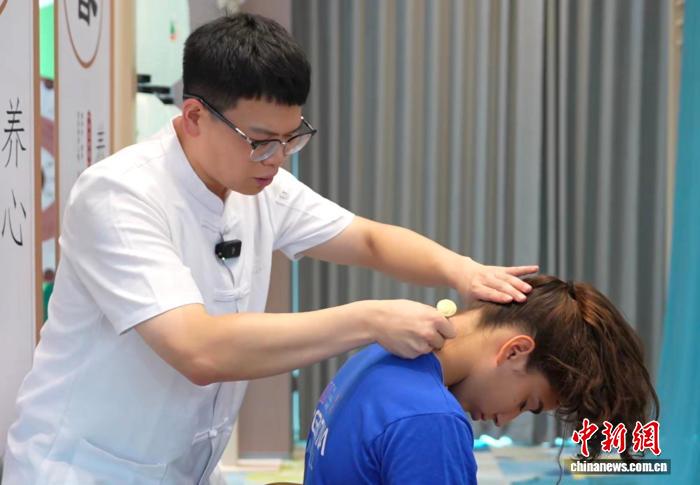 外籍运动员体验中医理疗 获赞精准调理缓解疲劳
