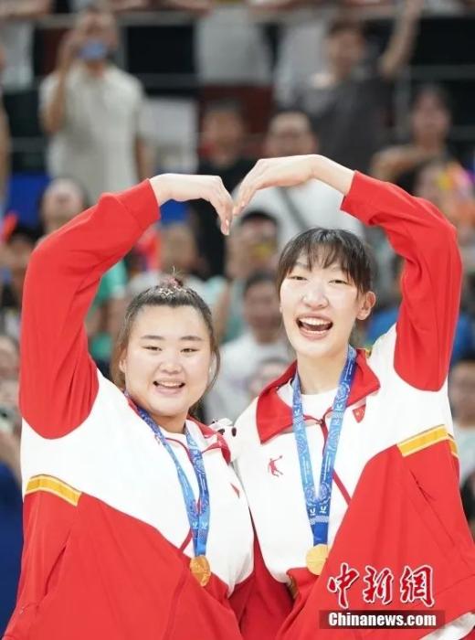 成都大运会温情瞬间：运动员与观众共谱青春乐