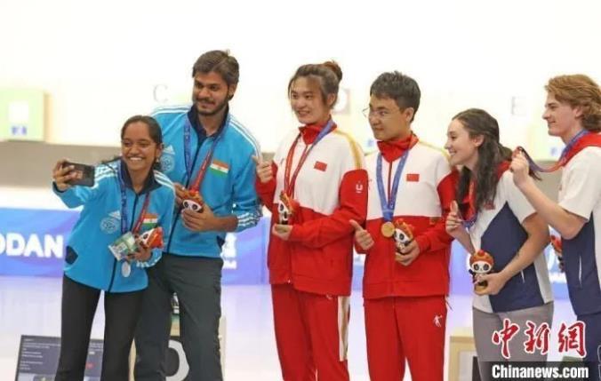 成都大运会温情瞬间：运动员与观众共谱青春乐